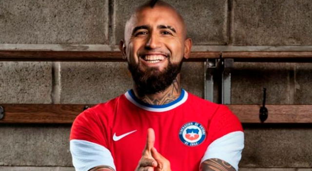 Aturo Vidal posó con la nueva camiseta chilena.