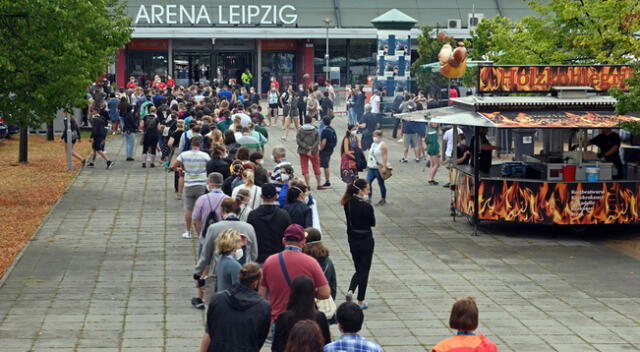Los voluntarios haciendo cola en la entrada de la sala de conciertos Arena Leipzig