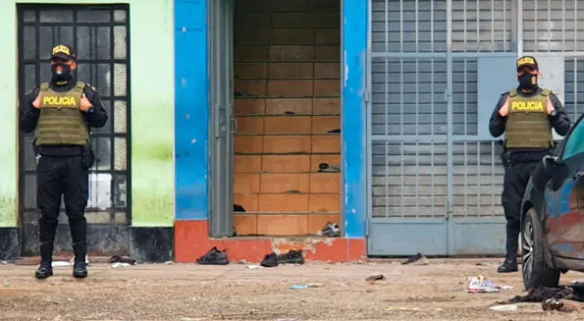 Tragedia en Los Olivos: Las zapatillas de los jóvenes quedaron regados por las escaleras de la discoteca.