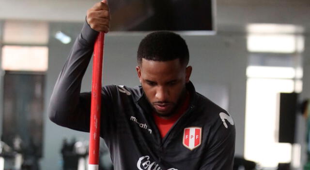 Jefferson Farfán muestra con quienes pasa su domingo de inmovilización