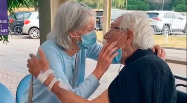 La pareja de ancianos protagonizando el romántico reencuentro.