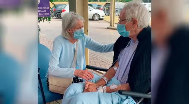 La pareja de ancianos protagonizando el romántico reencuentro.