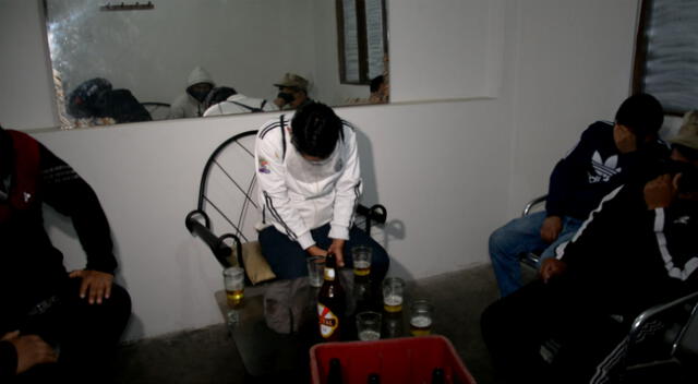 Detienen a jóvenes tomando licor en Comas.