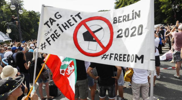 Bajo el argumento de estar violando sus derechos y libertades, miles de personas protestaron en Berlín.