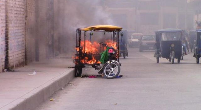 Persigue a los ladrones que le robaron, les cierra el paso e incendia su mototaxi. Foto referencial.