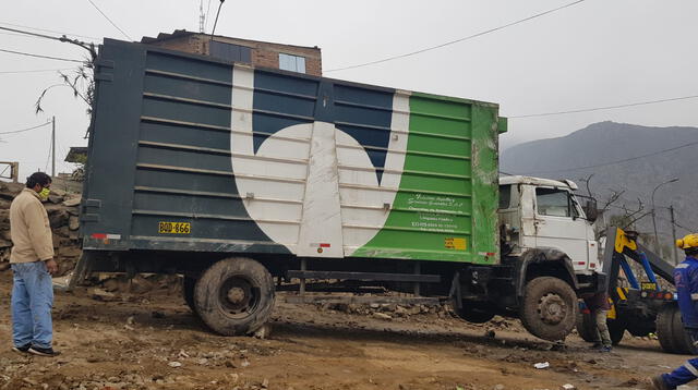 mujer sale a botar basura y es atropellada por camión