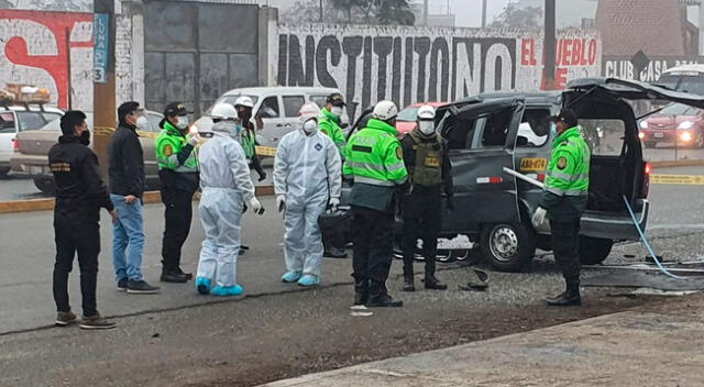 Bomberos continúan con las labores de rescate del cadáver del taxi.