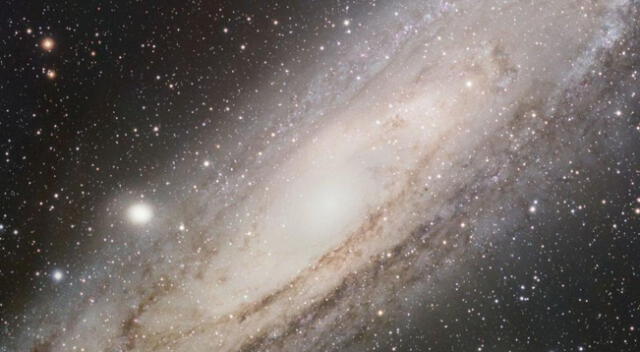 Mediante un telescopio de la Nasa, se logró captar el preciso momento en que la galaxia Andrómeda chocaba con la Vía Láctea.