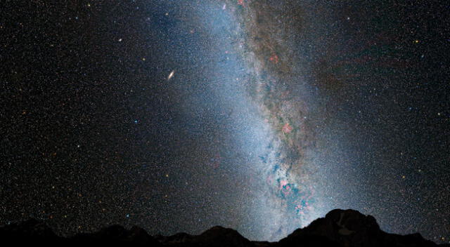 Esta es una vista nocturna del cielo actual, con el cinturón brillante de nuestra Vía Láctea.