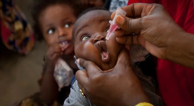 En esta fotografía de archivo del miércoles 24 de abril de 2013, un bebé recibe una vacuna contra la polio en el centro de salud materno infantil de Medina en Mogadiscio, Somalia.