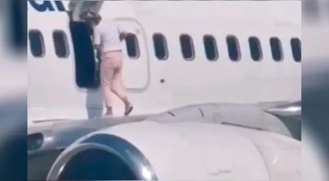 El video de una mujer caminando sobre el ala de un avión se volvió viral.