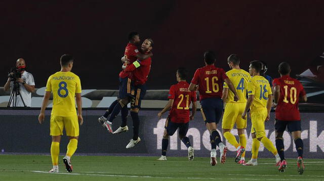 Ramos y Fati celebran la victoria ante Ucrania