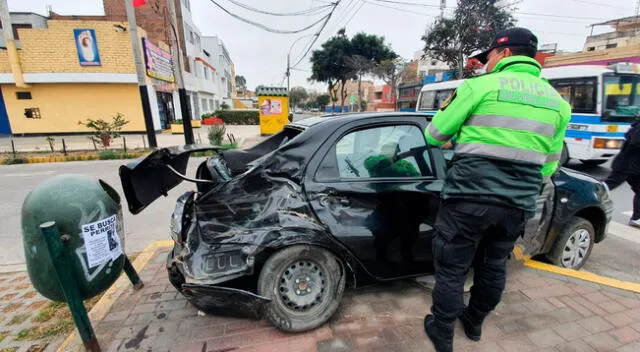 Accidente habría sido provocado por el conductor del automóvil.