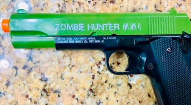 Arma del juguete del menor