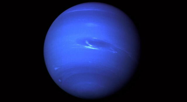 Neptuno está compuesto de una espesa mezcla de agua, amoniaco y metano sobre un centro sólido del tamaño de la Tierra.