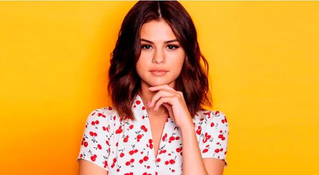 Selena Gómez revela que sufrió discriminación durante su infancia por ser latinao bipolar.