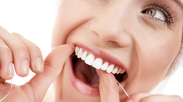 Usa hilo dental en tu limpieza bucal.