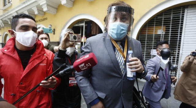 ¡Se molestó! Muy temprano, Richard Swing llegó al Congreso para asistir a la citación que tenía; sin embargo, no lo atendieron. Frente a la prensa, confirmó que tiene más de 200 audios.