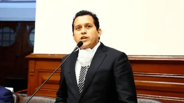 El congresista José Luna participó de la sesión sobre la posible vacancia de Martín Vizcarra y sorprendió al utilizar la mascarilla bajo la boca.