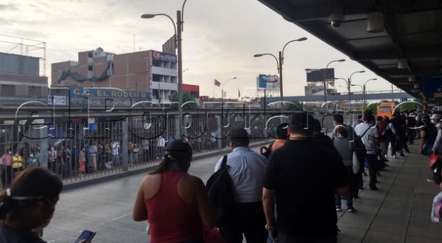 Reportan largas colas en las estaciones del Metropolitano. Foto referencial.