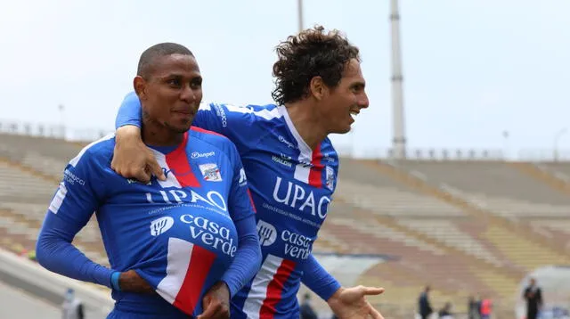 Rodríguez festeja su gol de manera peculiar y Fernández se une a los festejos.
