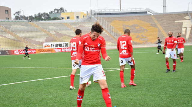 Adrián eufórico celebra su gol ante Cusco FC.