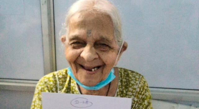 La anciana muestra su felicidad tras haber sido dada de alta.