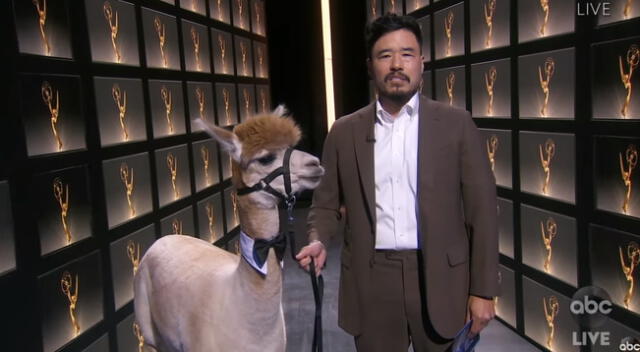 Emmy 2020: Randall Park subió al estrado acompañado de una alpaca