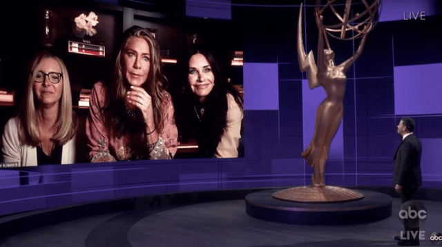 Jennifer Aniston, Courteney Cox y Lisa Kudrow bromearon que han estado viviendo juntas desde 1994, cómo los personajes a los que interpretaron en Friends.