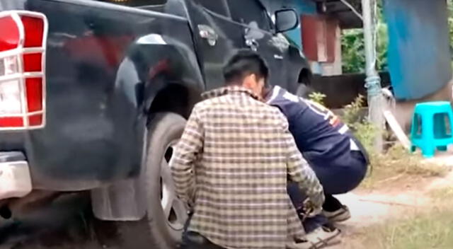 Hombre descubre que había una enorme serpiente atrapada dentro de su auto