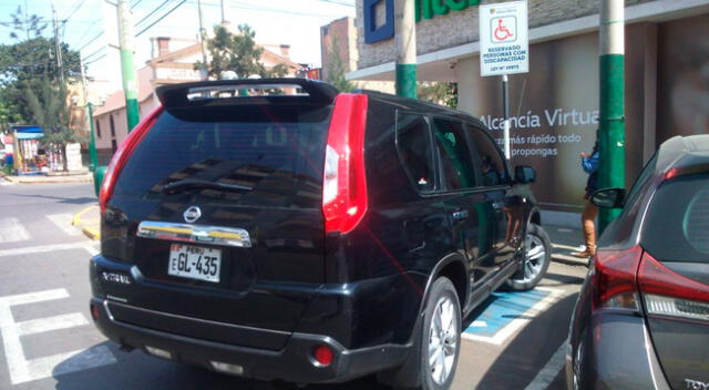 Pese a que la Ley 28084 garantiza el estacionamiento para personas discapacitadas, el conductor de este vehículo perteneciente al BCR decidió no respetarlo.