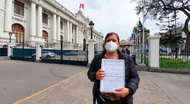 Liz Vasquez se encuentra en Lima y fue hasta el Congreso para exigir una jubilación justa para su madre.