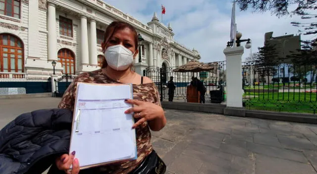 Liz Vasquez se encuentra en Lima y fue hasta el Congreso para exigir una jubilación justa para su madre.