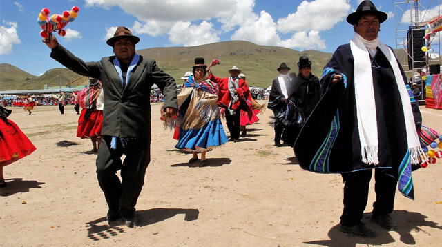 Existen dos versiones del Huaylarsh: el antiguo o rural tradicional y el mestizo moderno.