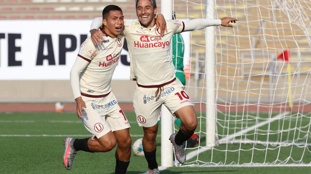 Barreto se une a los festejos de gol de Alejandro Hohberg.