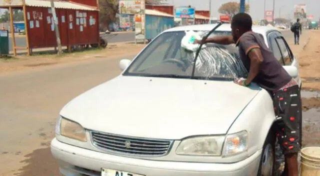 Jones Nyirenda obtiene sus ingresos de lavar autos en las calles de Lusaka, Zambia.