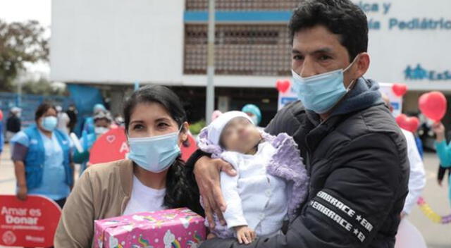 Madre dona parte de su hígado a su bebé de 10 meses para salvarle la vida.