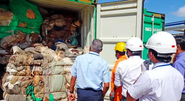 Los funcionarios de aduanas inspeccionan el contenido de un contenedor en un puerto de Colombo en 2019.