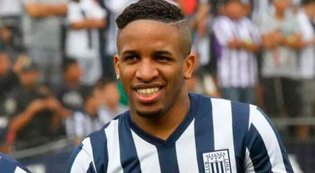 Jefferson Farfán presumió camiseta de Alianza Lima.