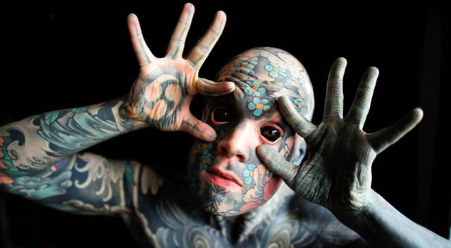 'Freaky Hoody', el hombre más tatuado de Francia.