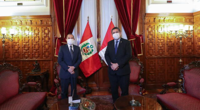 El premier Walter Martos y Manuel Merino de Lama se reunieron esta tarde en el Congreso.