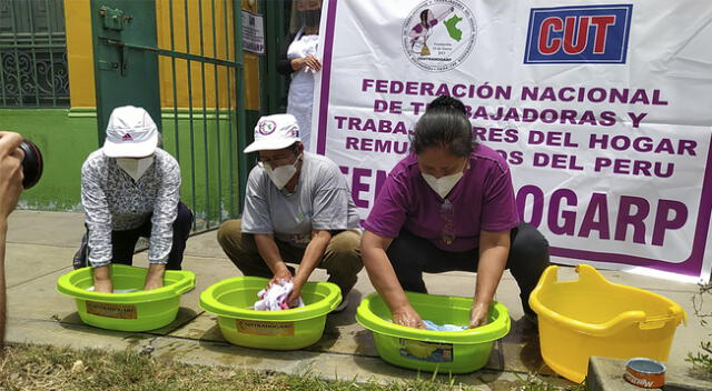 trabajadoras lavan mandiles cerrando un ciclo de injusticias.