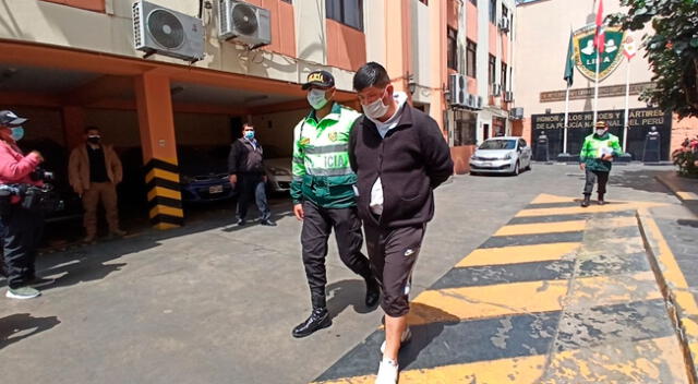 En el interior del local ubicado en el Cercado de Lima, los delincuentes amenazaron con un arma al dueño para terminar maniatándolo a él y a los 10 trabajadores de la empresa.