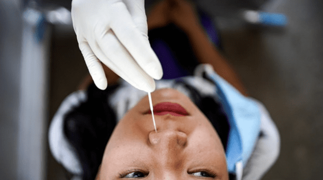 Tras realizarse el test de COVID-19, la mujer se percató que un líquido transparente salía de un lado de su nariz.