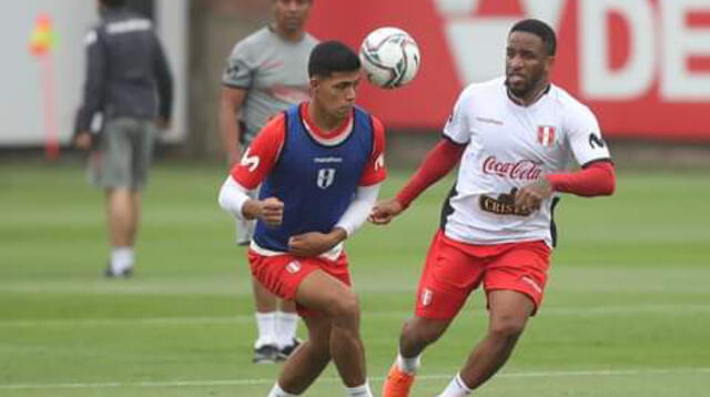 Yovera  de la  Sub 20 luchando un balón con Jefferson Farfán.