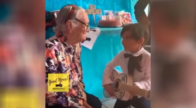 El tierno momento cuando un niño le canta a su abuela en el día de su cumpleaños