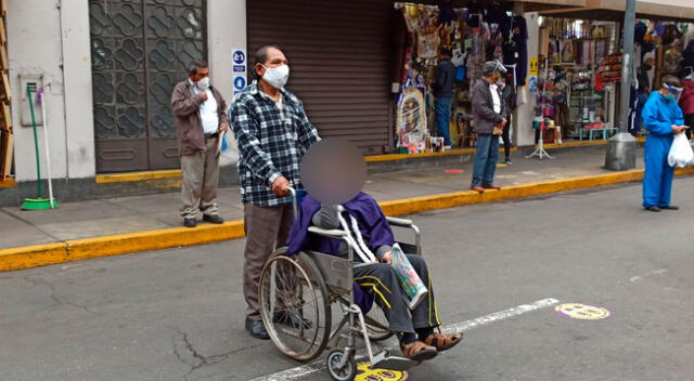 Fieles llegaron hasta la Iglesia Las Nazarenas para rendir homenaje al Señor de los Milagros.