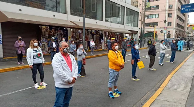 Fieles llegaron hasta la Iglesia Las Nazarenas para rendir homenaje al Señor de los Milagros.