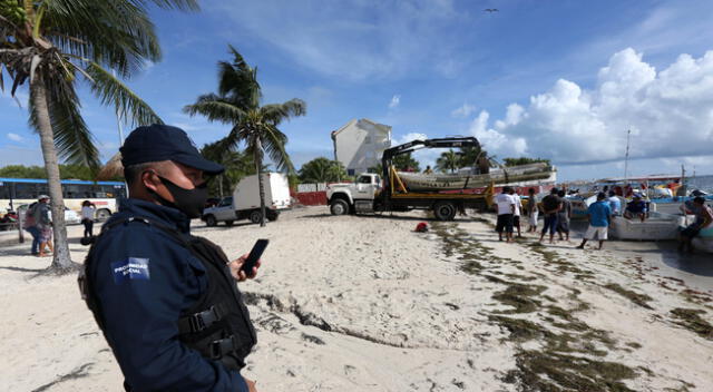 Pescadores y prestadores de servicios del centro de recreo trabajan en el retiro de embarcaciones que podrían colapsar con la llegada del huracán Delta. Cancún, estado de Quintana Roo (México) | Foto: EFE