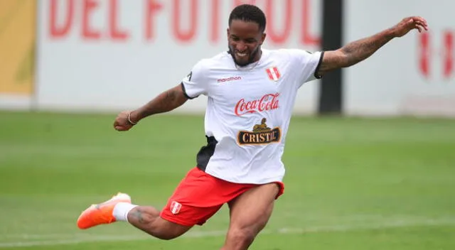 Con la sonrisa de Farfán, la selección parte rumbo a Paraguay
